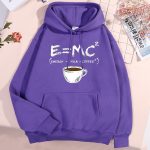 Vêtement à capuche violet avec formule E=MC² et tasse de café illustrée.