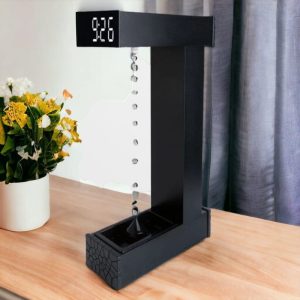 Horloge de bureau moderne avec affichage numérique et gouttes d'eau suspendues, idéale pour la décoration de bureau ou d'espace scientifique.
