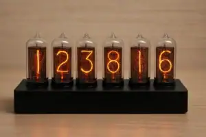 Horloge à tubes Nixie vintage affichant les chiffres 1, 2, 3, 8, 1, 6, sur un socle noir, style rétro, décoration scientifique.